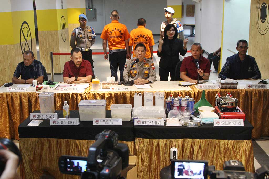 Kasubdit I Dirtipid Narkoba Bareskrim Polri Kombes Jean Calvijn Simanjuntak (kedua kiri), Karopenmas Divhumas Polri Brigjen Ahmad Ramadhan (tengah), Wadir Tindak Pidana Narkoba Bareskrim Polri Kombes Jayadi (kedua kanan) memberikan keterangan kepada wartawan saat rilis pengungkapan produksi sabu di tempat kejadian perkara di Apartemen Vittoria Residence lantai 15, Daan Mogot, Cengkareng, Jakarta Barat, Jumat, 23 Juni 2023.