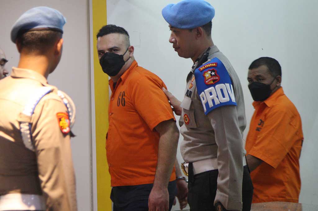 Adapun barang bukti yang disita, yakni kristal sabu siap edar, kemudian bahan baku sabu sebanyak 12,36 kilogram yang disimpan di dalam kontener, Asetom sebanyak 2.500 ml, prekusor dan peralatan untuk memproduksi sabu lainnya.