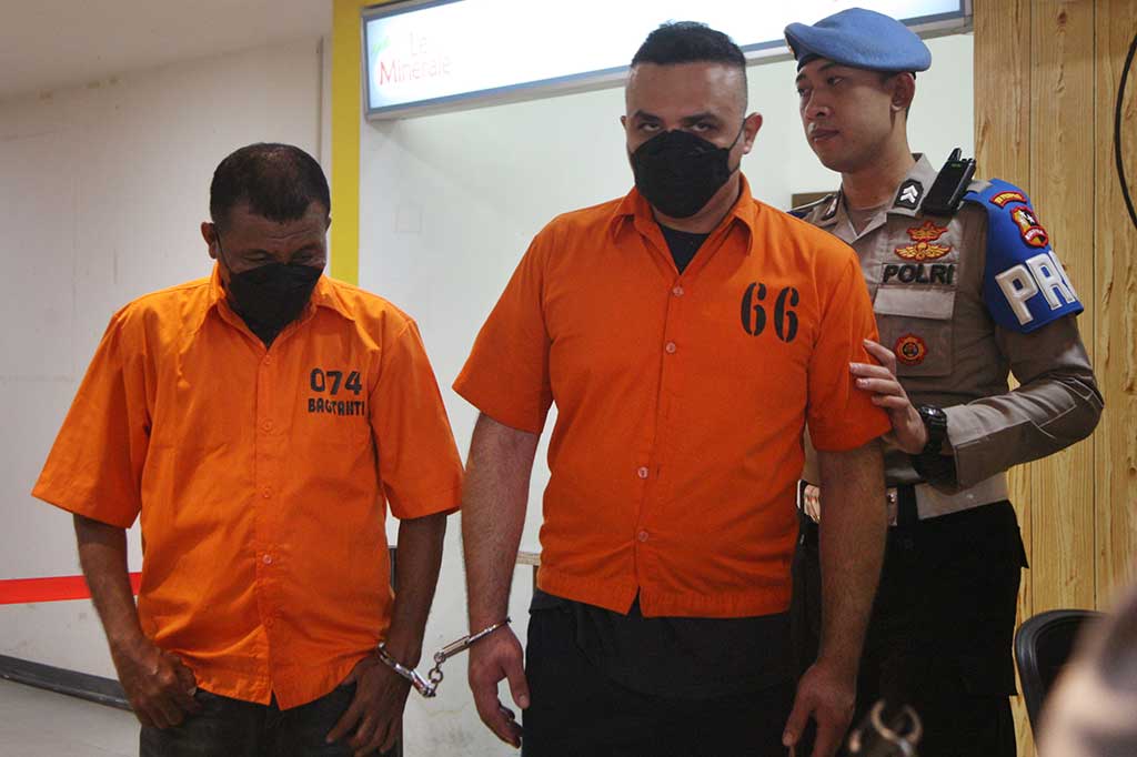 Atas perbuatannya, para pelaku disangkakan dengan pasal 114 subsider pasal 112 subsider pasal 113 tentang narkotika dengan ancaman hukuman mati.