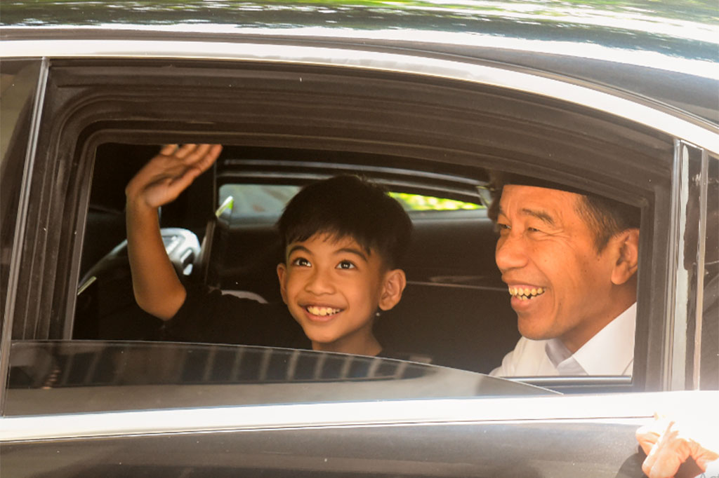 Usai salat Jumat,  Jokowi beserta cucu keluar dari masjid dan kembali menuju ke Istana Kepresidenan, Jakarta pada pukul 12.40 WIB.