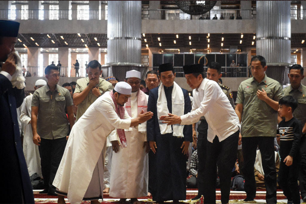 Jokowi mengenakan kemeja putih lengan panjang, celana hitam, dan peci hitam, sedangkan Jan Ethes memakai kaus dan celana panjang berwarna hitam. Jokowi dan cucunya tiba di tempat ibadah sekitar pukul 11.55 WIB.