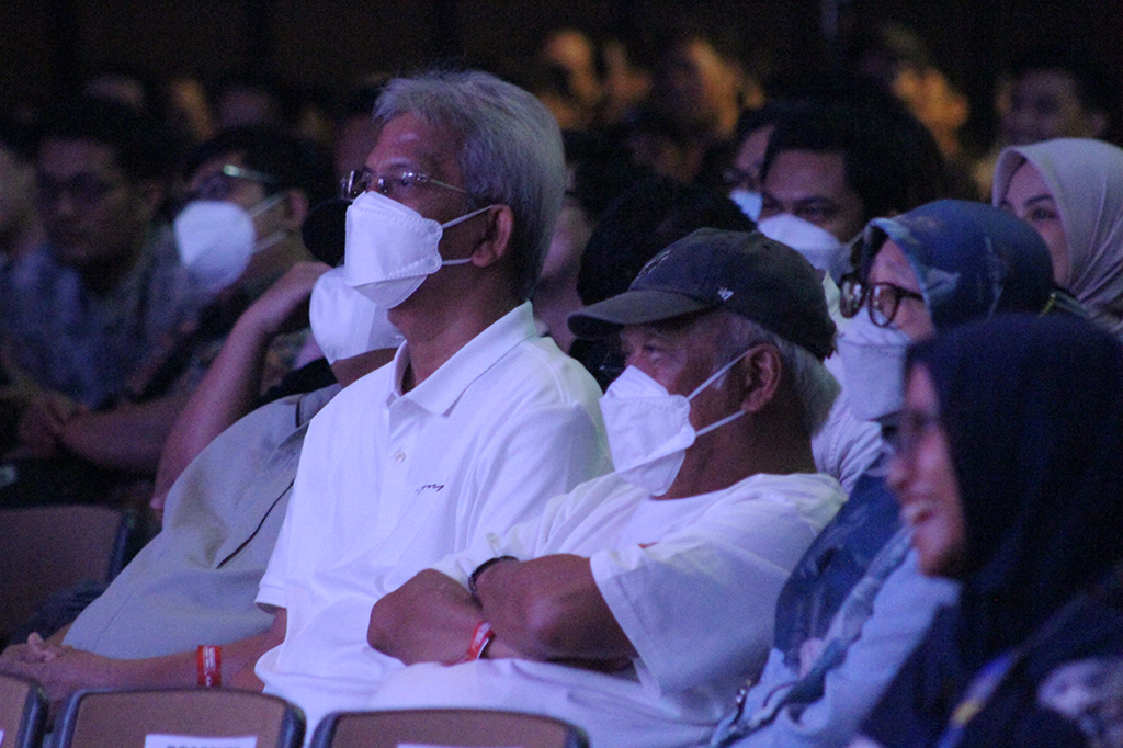 Momen Menteri PUPR  Basuki Hadimuljono menyaksikan penampilan dari komika di acara Stand Up Fest The Series.