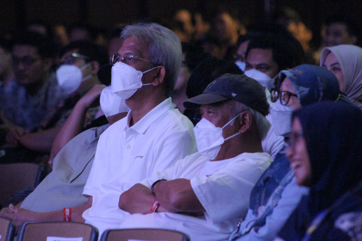 Momen Menteri PUPR  Basuki Hadimuljono menyaksikan penampilan dari komika di acara Stand Up Fest The Series.