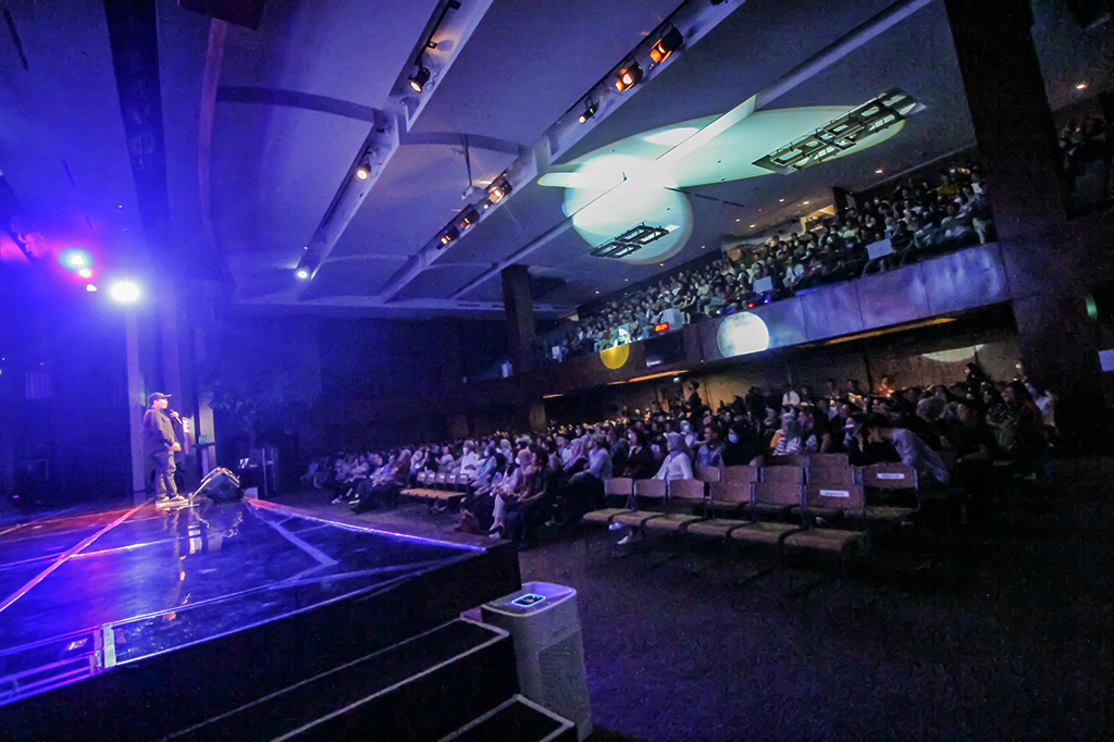 Suasana acara Stand Up Fest The Series di Menara Kuningan.