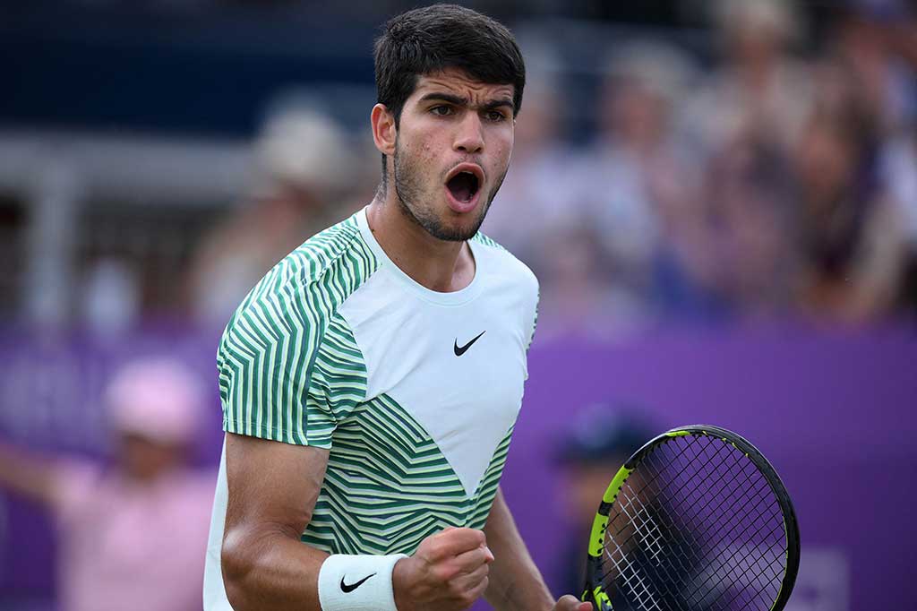 Petenis peringkat dua dunia Alcaraz mengalahkan mantan juara Grigor Dimitrov 6-4, 6-4 untuk mencapai semifinal di Queen's Club, London pada Jumat, 23 Juni 2023 waktu setempat.