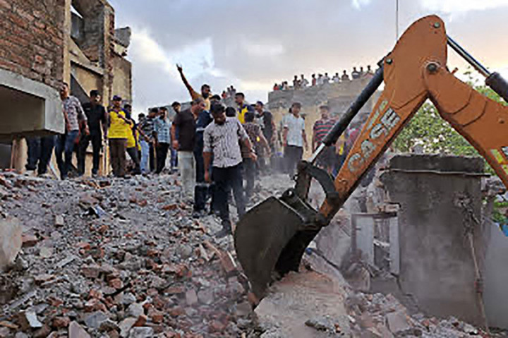 Setidaknya empat orang, termasuk seorang anak, tewas setelah bangunan 3 lantai di Jamnagar, Gujarat, India runtuh pada hari Jumat, 23 Juni 2023 waktu setempat.