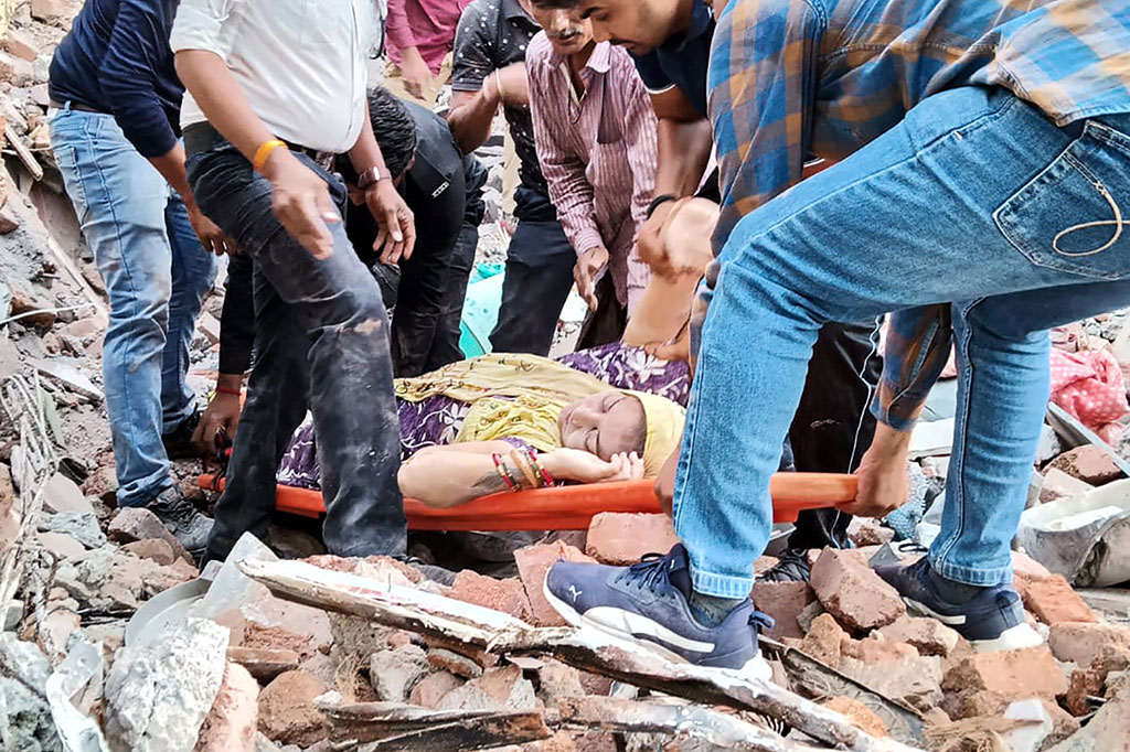 Sebanyak tiga orang telah diselamatkan sejauh ini, sementara 10 lainnya dikhawatirkan terjebak di bawah reruntuhan.