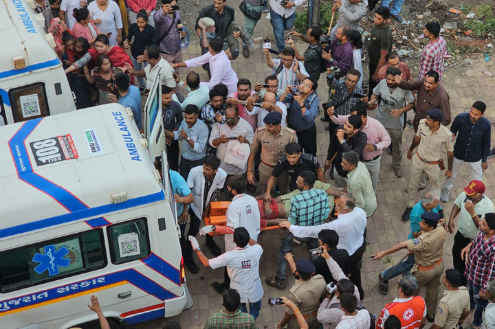 Belum diketahui penyebab bangunan yang berusia 30 tahun tersebut runtuh.