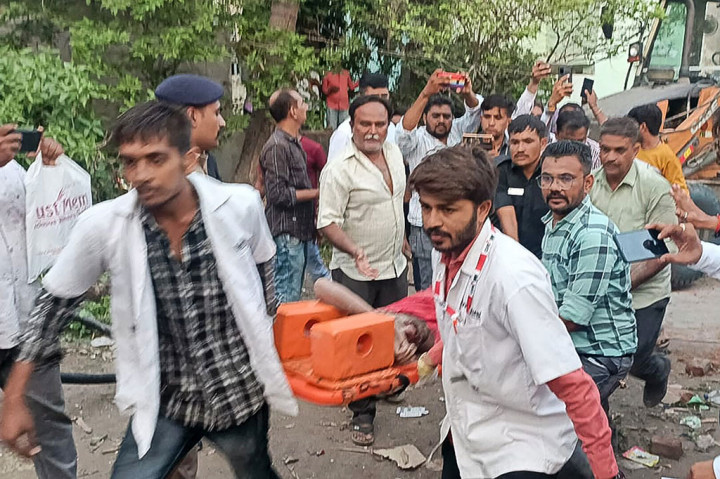 Lebih dari lima orang segera dibawa ke rumah sakit terdekat.