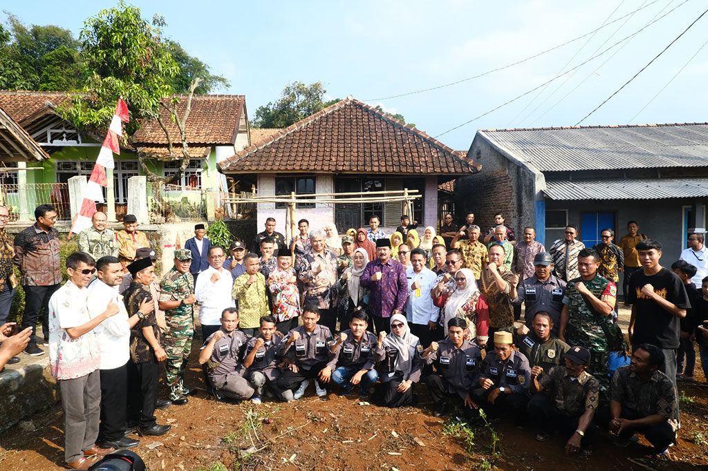 Menteri Agraria dan Tata Ruang/Kepala Badan Pertanahan Nasional (ATR/BPN) Hadi Tjahjanto menyerahkan sertifikat tanah komunal hasil kegiatan Redistribusi Tanah seluas 89,01 hektare kepada 422 warga Desa Karangwangi, Kecamatan Mekarmukti, Kabupaten Garut, Jawa Barat, Jumat, 23 Juni 2023.