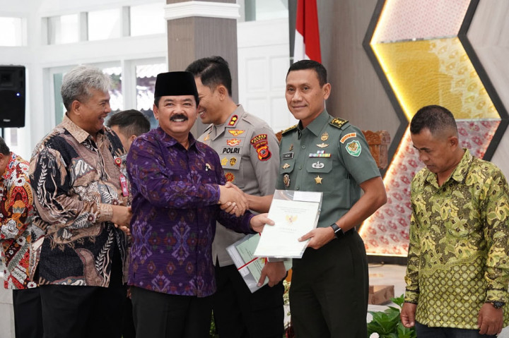 Dalam kesempatan ini, diserahkan pula sebanyak 132 sertipikat aset tanah instansi pemerintah, TNI, Polri dan Tanah Kas Desa.