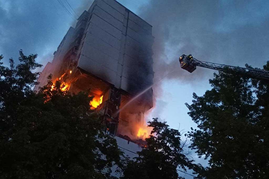 Sedikitnya dua orang tewas dan lima lainnya terluka dalam sebuah ledakan yang diyakini terkait dengan gas yang menghancurkan sebagian gedung apartemen 15 lantai di Kyiv, Ukraina, Kamis, 22 Juni 2023. 