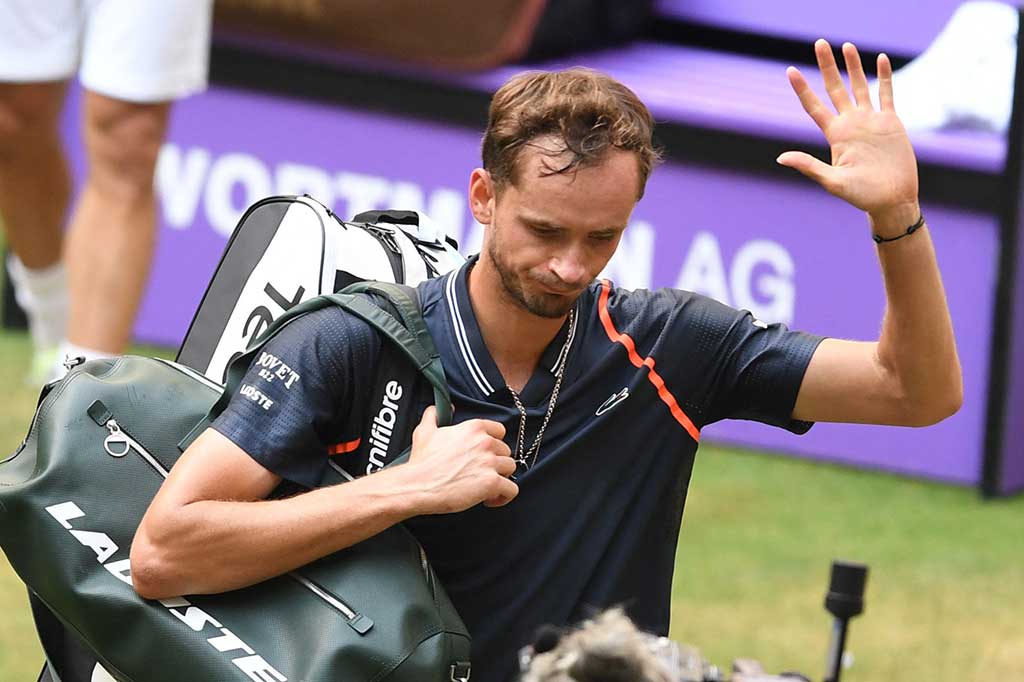Unggulan teratas Daniil Medvedev harus angkat koper setelah tersingkir di perempat final Halle Open, turnamen pemanasan Wimbledon, Jumat, 23 Juni 2023 waktu setempat.