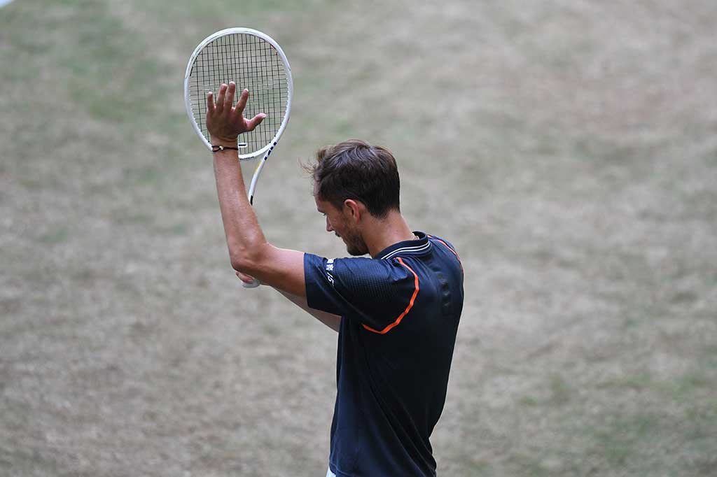 Medvedev kalah dalam dua gim langsung dari Roberto Bautista Agut dengan skor 7-5, 7-6 (7-3).