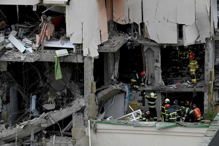 Tim penyelamat bekerja di gedung 24 lantai yang sebagian hancur akibat serangan rudal Rusia di ibu kota Ukraina, Kyiv, Sabtu, 24 Juni 2023.