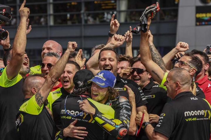 Pembalap Mooney VR46 Racing asal Italia, Marco Bezzecchi melakukan selebrasi bersama rekan setimnya usai menjuarai sprint race MotoGP Belanda di sirkuit TT Assen, Sabtu, 24 Juni 2023.
