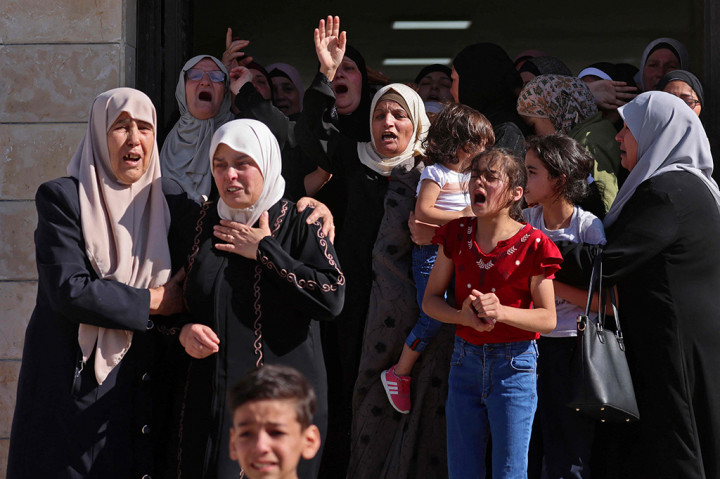 Sabtu malam, militer Israel melaporkan gesekan kekerasan antara warga Israel dan warga Palestina di desa Umm Safa di Tepi Barat utara.