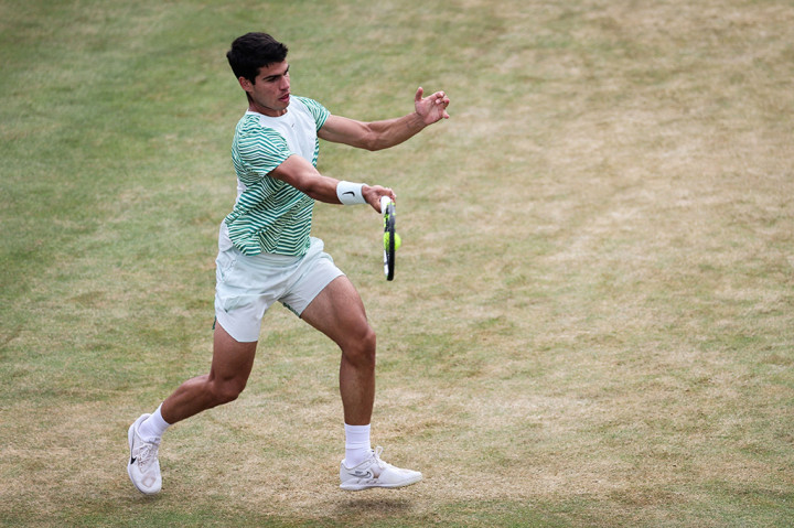 Carlos Alcaraz di ambang gelar juara lapangan rumput pertamanya dan merebut kembali peringkat satu dunia dari Novak Djokovic, setelah mengalahkan Sebastian Korda untuk mencapai final di Queen's Club, Sabtu, 24 Juni 2023.