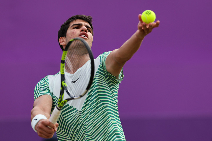 Bermain hanya dalam turnamen lapangan rumput ketiganya, Alcaraz telah beradaptasi dengan cepat dengan kondisi tersebut setelah pertandingan putaran pertama yang sulit melawan pecundang Prancis Arthur Rinderknech.