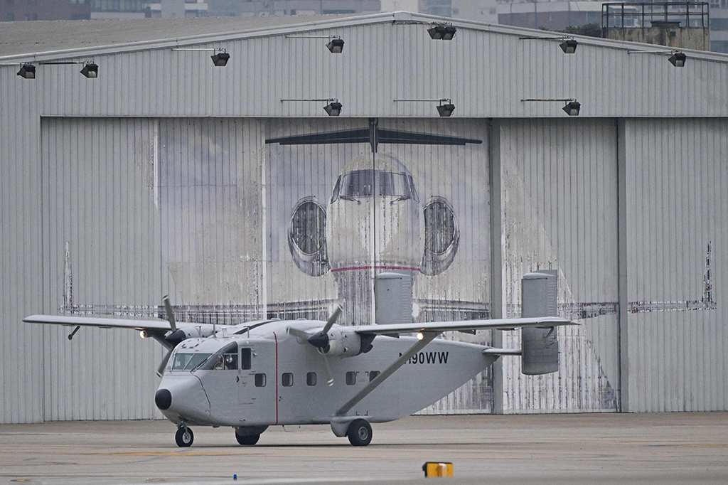Catatan penerbangan dan dokumentasi lainnya menunjukkan bahwa awak militer membawa pesawat tersebut pada malam tanggal 14 Desember 1977.