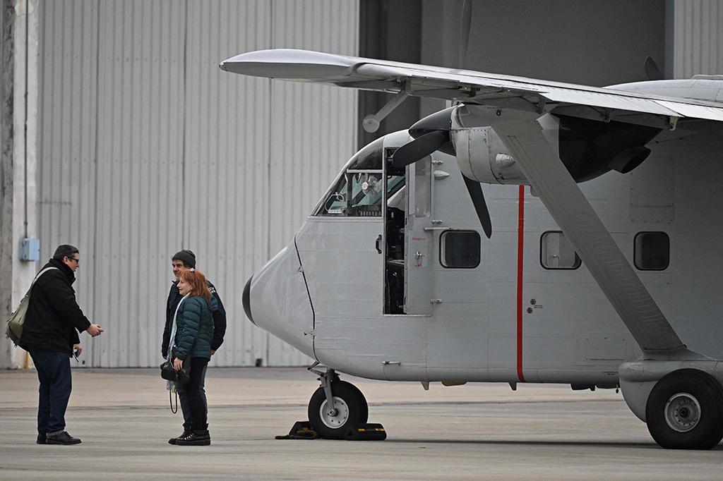 Semua didorong keluar dari pintu pesawat ke perairan Atlantik.
