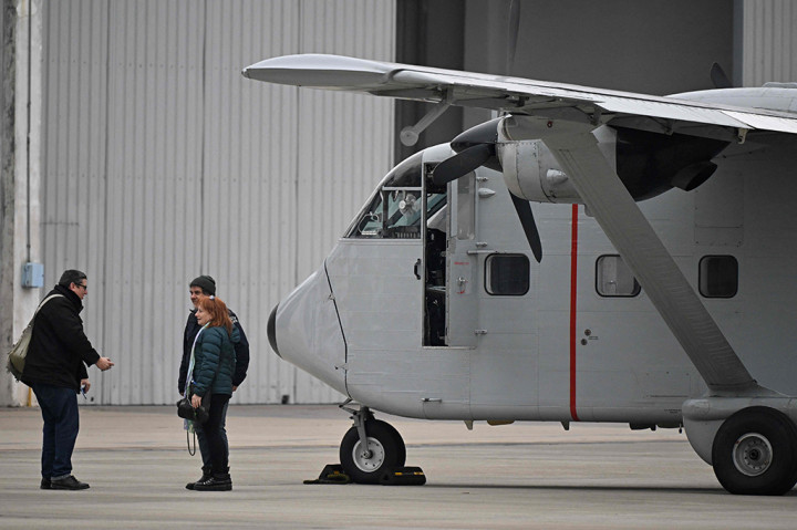 Semua didorong keluar dari pintu pesawat ke perairan Atlantik.