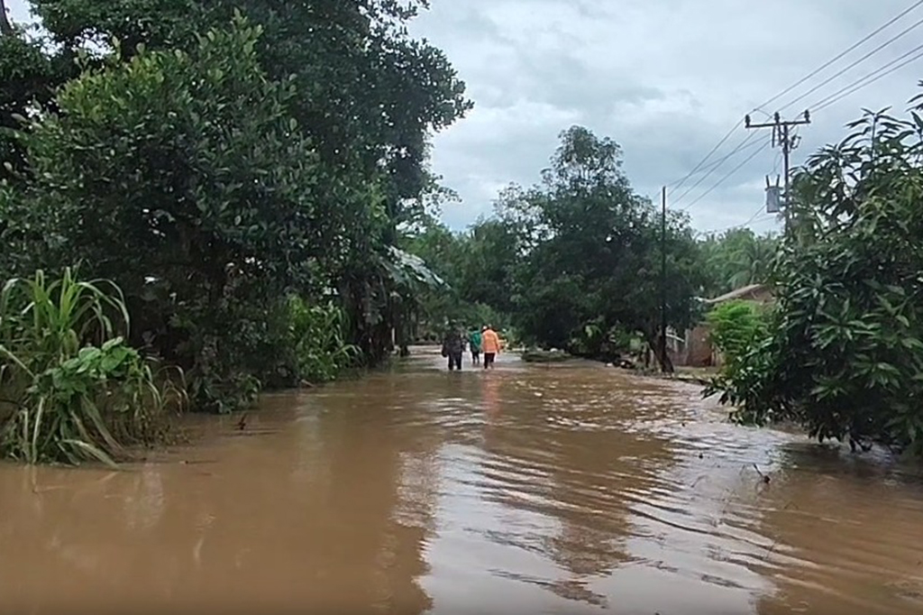 Puluhan rumah di tiga desa di Kecamatan Ujung Loe Bulukumba Sulawesi-Selatan dilanda banjir bandang.
