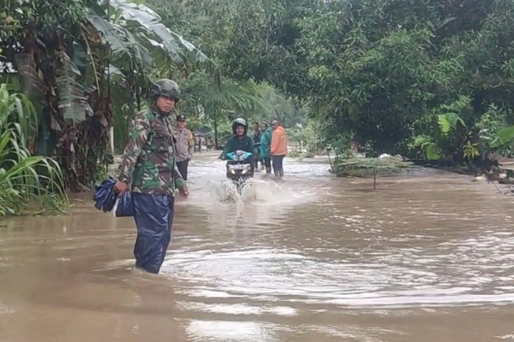 Bukan hanya itu banjir juga merusak sekitar 300 hektar sawah dan 900 tambak milik warga.