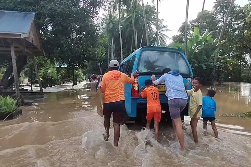 Penyebab banjir sendiri ini selain karena intensitas hujan yang tinggi dan selama dua hari terakhir juga akibat tidak adanya saluran air untuk mengalirkan air ke sungai atau ke laut. 
