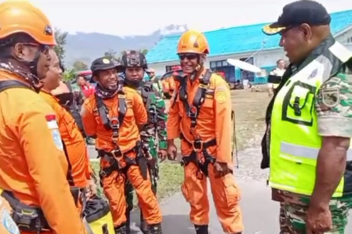 Enam personil Basarnas dan Kopasgat dilaporkan berhasil turun ke lokasi jatuhnya pesawat sam air untuk melakukan evakuasi enam korban.