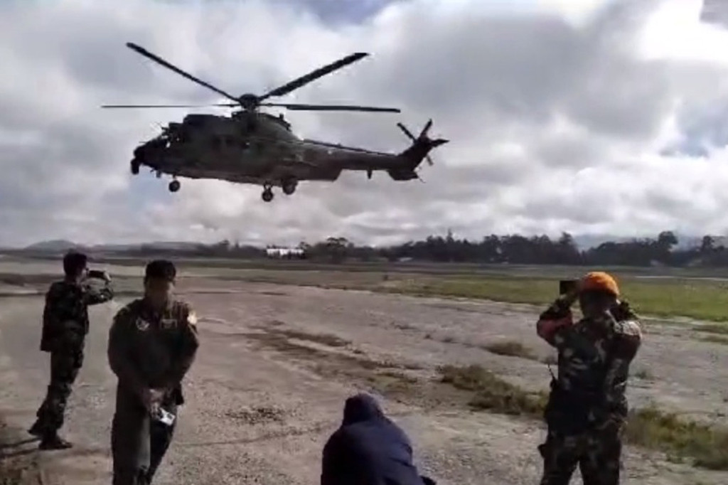 Komandan Lanud Silas Papare, Marsma TNI Dadan Gunawan mengatakan, tim evakuasi telah tibah dilokasi jatuhnya Pesawat Sam Air.