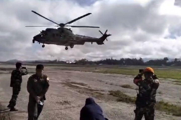Komandan Lanud Silas Papare, Marsma TNI Dadan Gunawan mengatakan, tim evakuasi telah tibah dilokasi jatuhnya Pesawat Sam Air.