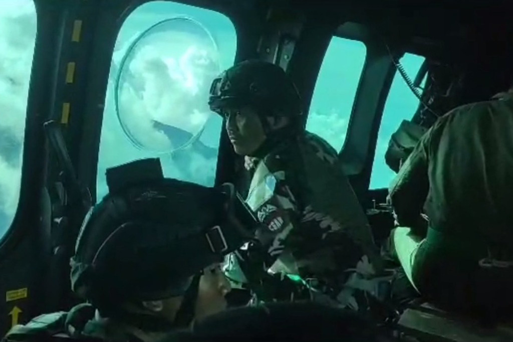 Pada pukul 09.45 WIT dan enam personel berhasil turun di tempat jatuhnya pesawat dengan rapeling dari helikopter untuk melakukan evakuasi mengunakan tali melalui jalur udara.