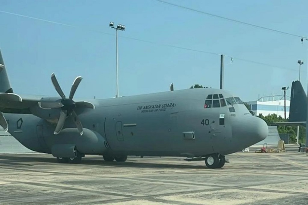 Presiden Jokowi memerintahkan Menhan Prabowo membangun kekuatan TNI dengan memenuhi alutsista yang modern untuk darat, laut maupun udara.