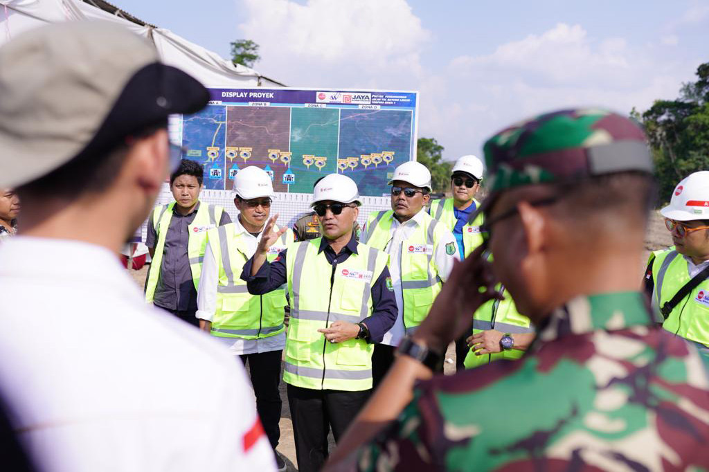 Pejabat Bupati Musi Banyuasin Apriyadi Mahmud bersama Kepala Satuan Kerja Pembangunan Jalan Bebas Hambatan Provinsi Sumatra Selatan Wandi Saputra memantau progres pembangunan Trase Jalan Tol Bayung Lencir - Tempino Seksi 1 di Desa Senawar Jaya Kecamatan Bayung Lencir, Sabtu, 24 Juni 2023 kemarin.