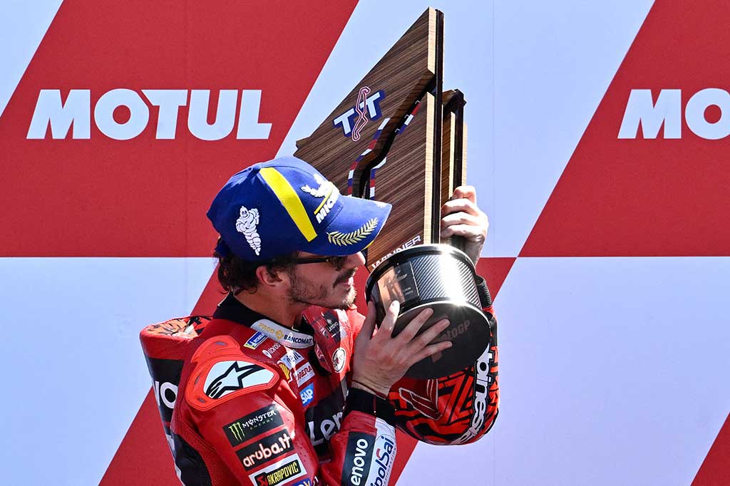 Pembalap Ducati Lenovo Francesco Bagnaia berhasil mempertahankan gelar MotoGP Belanda setelah menaklukkan Sirkuit Assen selama dua tahun berturut-turut, Minggu, 25 Juni 2023.