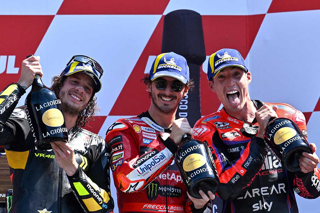 Pembalap Red Bull KTM Brad Binder yang seharusnya melengkapi podium bersama dua pembalap Ducati tersebut, harus merelakan posisinya diambil oleh Aleix Espargaro (Aprilia Racing) usai mendapat penalti karena melebihi batas trek (track limit).