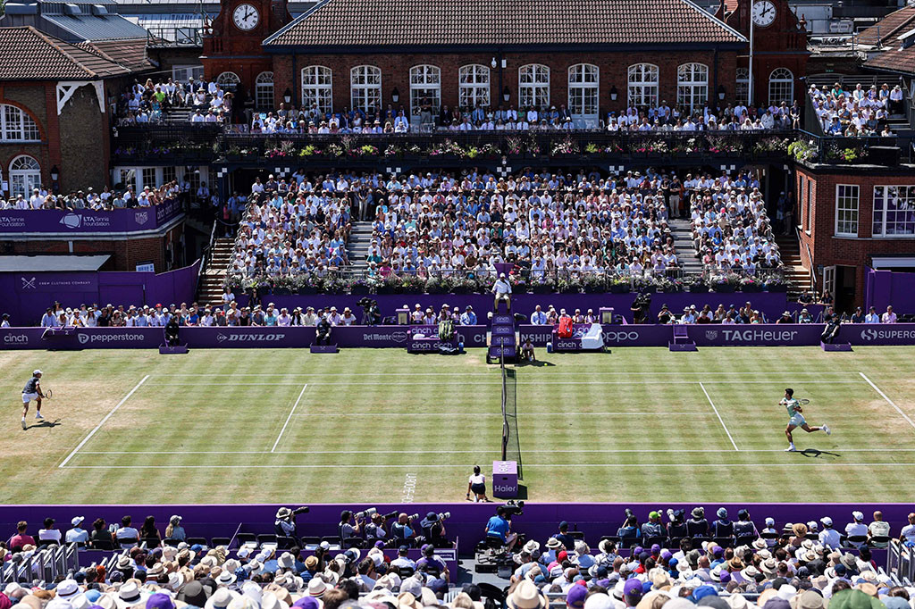 Carlos Alcaraz akan kembali menjadi petenis nomor satu dunia setelah mengalahkan Alex de Minaur 6-4, 6-4 untuk memenangi gelar pertamanya di lapangan rumput Queen's Club, Minggu, 25 Juni 2023 waktu setempat.