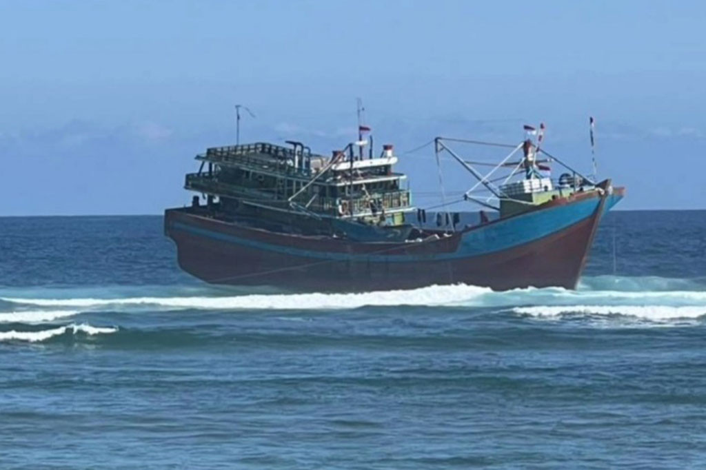 Kabar kandasnya kapal ini diketahui setelah 21 dari 29 ABK kapal berhasil berenang ke daratan sejauh 20 mil laut, namun sayang seorang ABK tewas karena kelelahan saat berupaya menepi ke tengah laut dengan cara berenang.