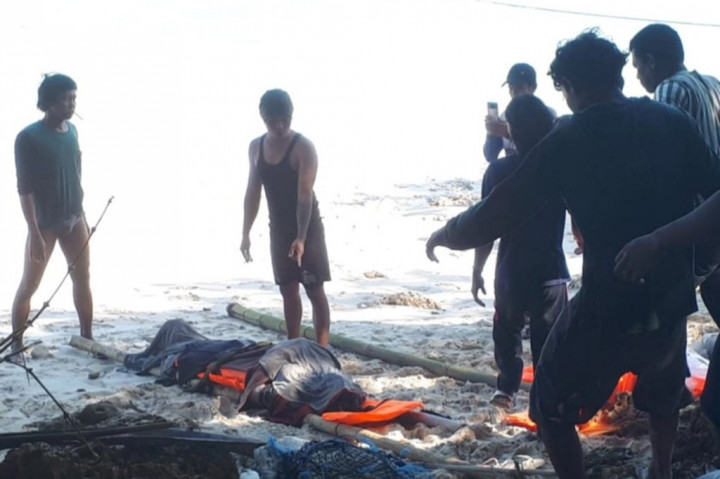 Sebanyak 29 abk yang berada di atas kapal panik mengetahui kapal tak bisa melanjutkan perjalanan lagi di tengah laut. Terlebih jaringan komunikasi di lokasi sedang buruk hingga menyulitkan para abk memberikan laporan kepada petugas di daratan.