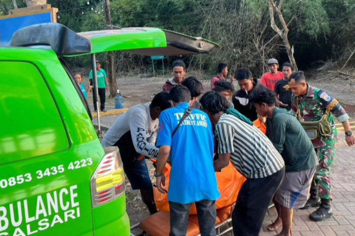 Karena panik, 21 dari 29 ABK yang berada di atas kapal memilih menyelamatkan diri ke daratan sejauh 20 mil laut dengan cara berenang, namun naas seorang ABK dilaporkan tewas saat berupaya berenang ke daratan di Kawasan Taman Nasional Alas Purwo. 