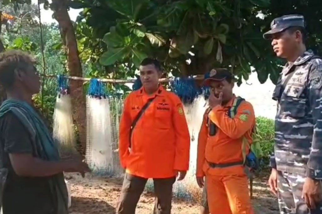 Kapal kayu pengangkut delapan ton ikan bernama lambung KM Sumber Berkat kandas di tengah laut setelah menabrak sebuah karang saat melintas di perairan plengkung kawasan taman nasional alas purwo banyuwangi pada Sabtu, 24 Juni 2023 malam. 