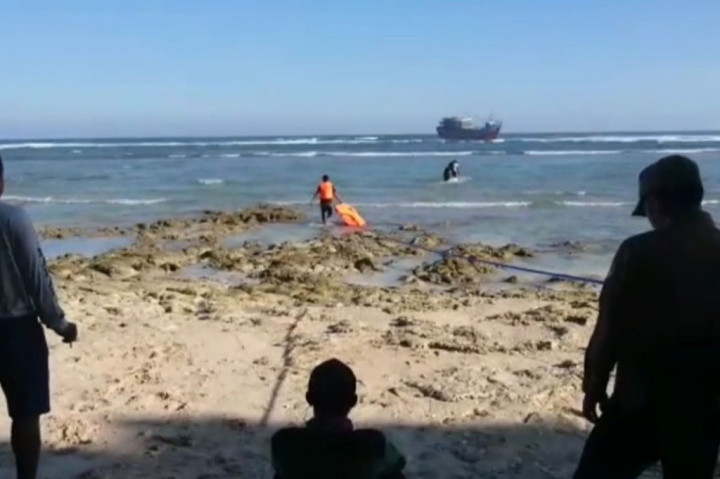 Kapal pengangkut delapan ton ikan tujuan pelabuhan Tanjung Wangi kandas setelah menabrak karang di perairan Plengkung Kawasan Taman Nasional Alas Purwo, Banyuwangi, Jawa Timur.