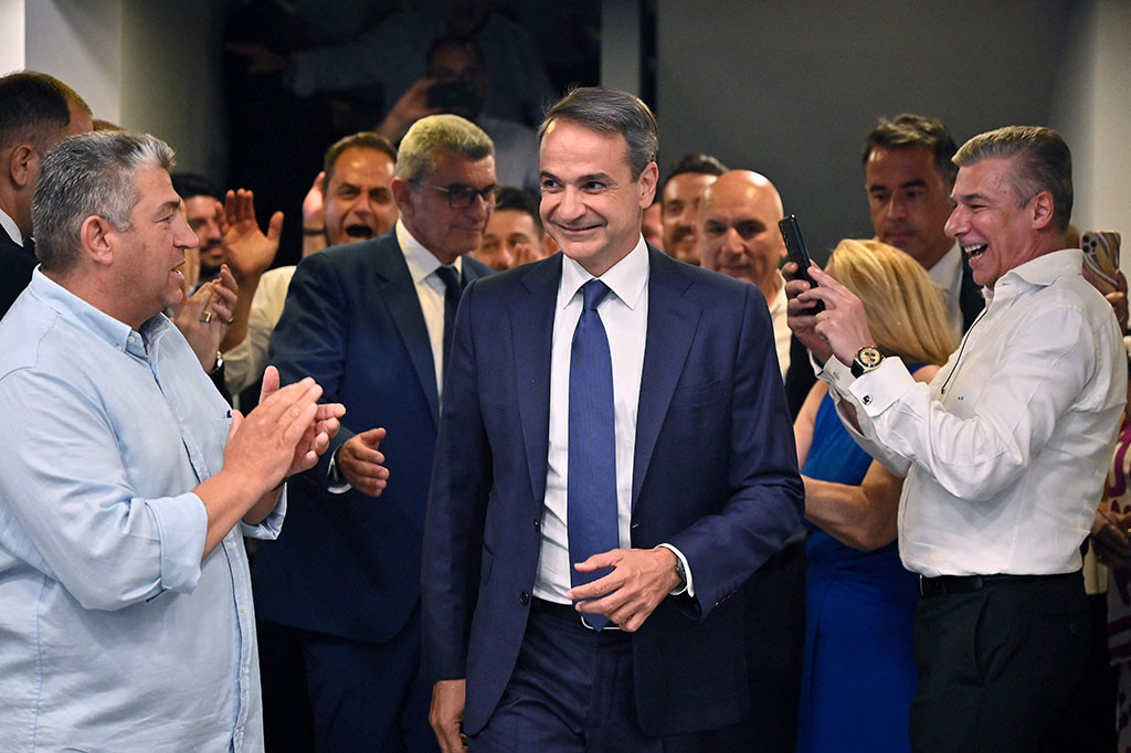 Mengkredit Mitsotakis dan partai Demokrasi Barunya karena membawa stabilitas ekonomi ke negara yang tadinya lamban utang Uni Eropa, para pemilih memberi kaum konservatif margin kemenangan terluas mereka dalam hampir 50 tahun pada hari Minggu.