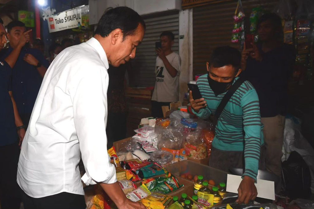 Presiden Joko Widodo meninjau harga sejumlah komoditas pangan di Pasar Palmerah, Jakarta, pada Senin, 26 Juni 2023. Berdasarkan pantauan Presiden, terjadi kenaikan harga yang cukup tinggi pada daging ayam.