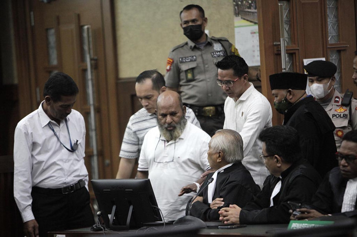 Dalam pertimbangannya, majelis hakim menilai keberatan Lukas Enembe tidak beralasan hukum sehingga nota keberatan tidak dapat diterima.