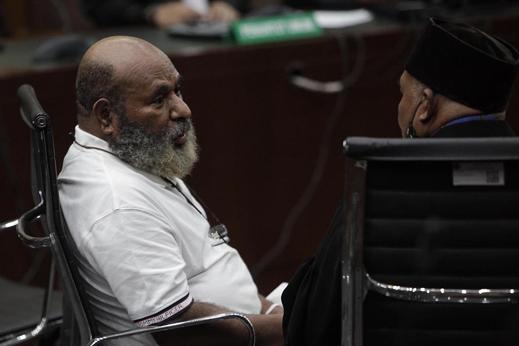 Majelis hakim juga menilai surat dakwaan Jaksa Penuntut Umum (JPU) KPK sudah memenuhi syarat formil dan materiil dan memerintahkan untuk melanjutkan ke tahap pembuktian.