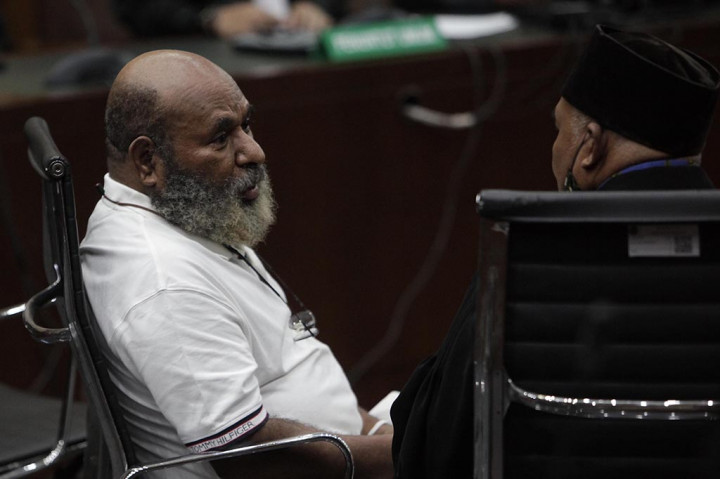 Majelis hakim juga menilai surat dakwaan Jaksa Penuntut Umum (JPU) KPK sudah memenuhi syarat formil dan materiil dan memerintahkan untuk melanjutkan ke tahap pembuktian.