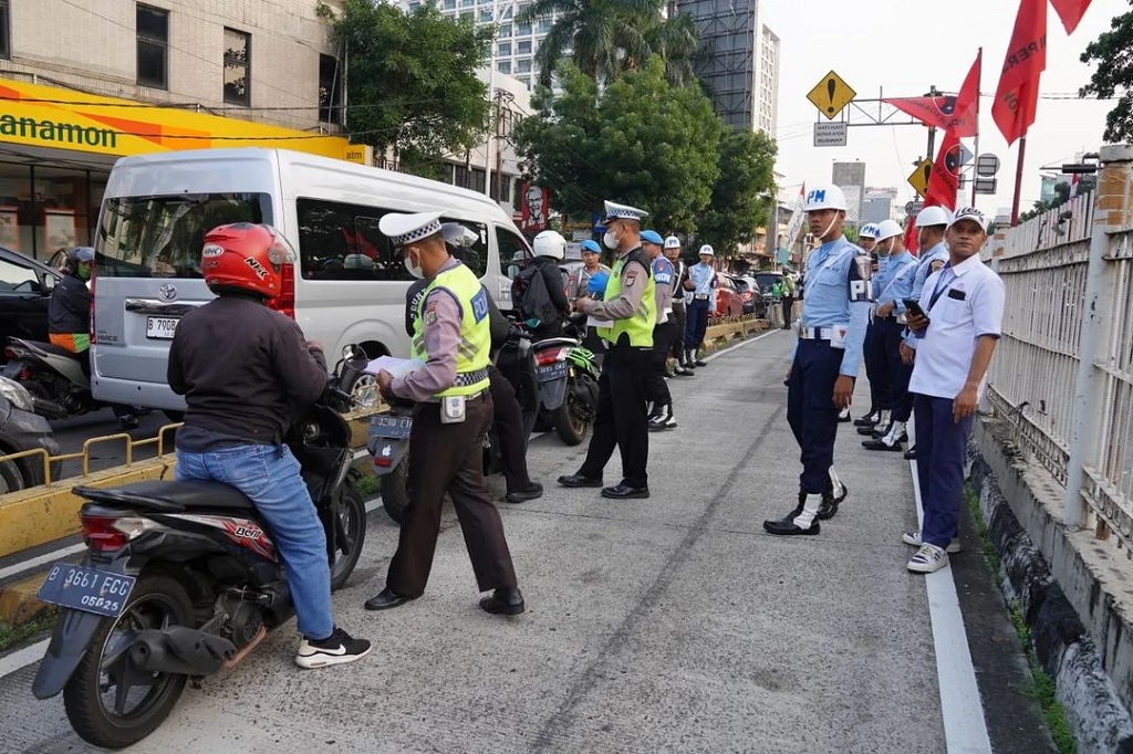 Direktur Pembinaan Penegakan Hukum (Dirbin Gakkum) Puspom TNI Kolonel Laut (PM) Khoirul Fu’ad, mewakili Danpuspom TNI Marsda TNI Agung Handoko, saat mengambil apel Operasi Gaktib mengatakan bahwa bagi para oknum pelanggar yang terjaring selanjutnya dilakukan pendataan secara administratif oleh petugas POM TNI untuk kemudian dilimpahkan sesuai asal matra atau kesatuan masing-masing berikut barang bukti yang ada.