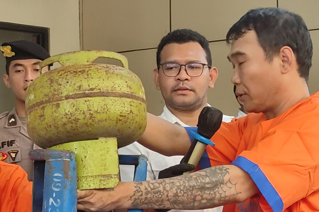 Untuk mempertanggungjawabkan perbuatannya, tersangka dijerat sesuai dalam Pasal 40 angka 9 UU Nomor 11 tahun 2020 tentang Cipta Kerja sebagai perubahan atas Pasal 55 UU No. 22 tahun 2001 Tentang Minyak dan Gas Bumi Jo. Pasal 55 ayat (1) KUHPidana. 
 Pelaku diancam pidana penjara paling lama 6 tahun dan denda paling tinggi Rp60 miliar. Dan atau Pasal 62 Jo. Pasal 8 ayat 1 UU No.8 Tahun 1999 dengan ancaman hukuman pidana penjara paling lama 5 tahun atau pidana denda paling banyak Rp2 miliar.